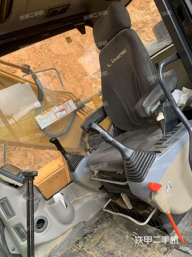 驾驶室整体(整机外观) 驾驶室整体(整机外观)