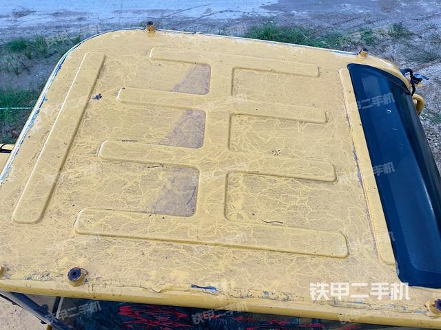 驾驶室顶部(整机外观) 驾驶室顶部(整机外观)