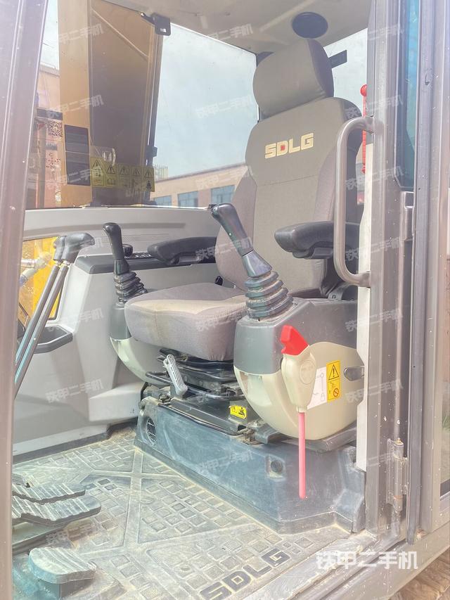 駕駛室整體(整機(jī)外觀) 駕駛室整體(整機(jī)外觀)