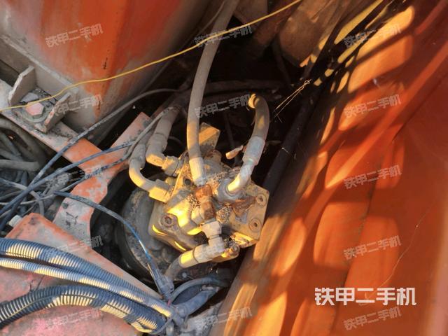 回轉(zhuǎn)馬達(dá)和主控閥(整機(jī)外觀) 回轉(zhuǎn)馬達(dá)和主控閥(整機(jī)外觀)