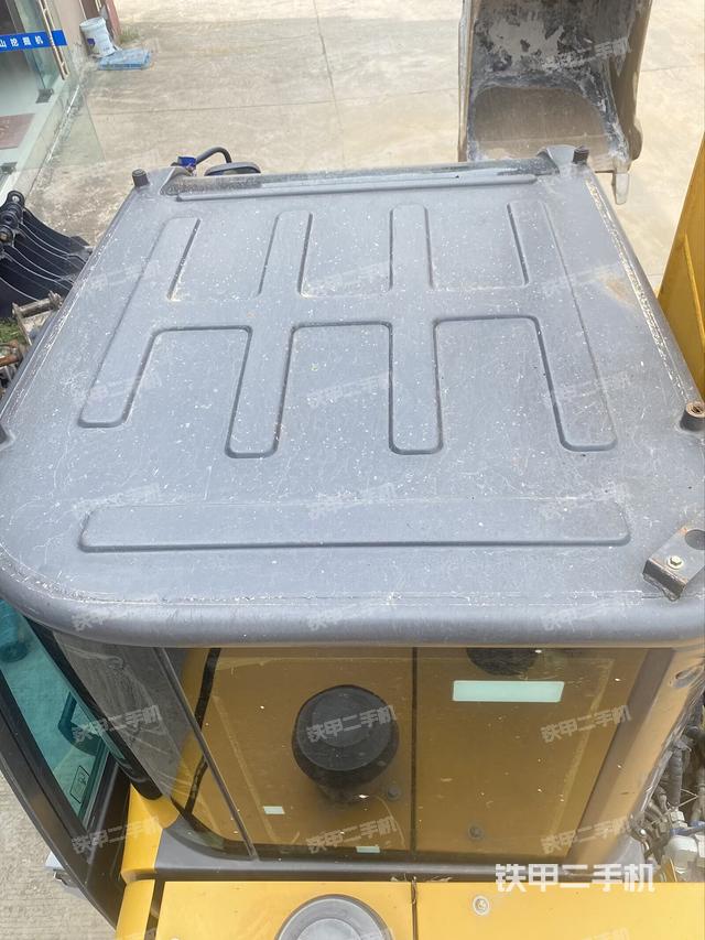 駕駛室頂部(整機(jī)外觀) 駕駛室頂部(整機(jī)外觀)