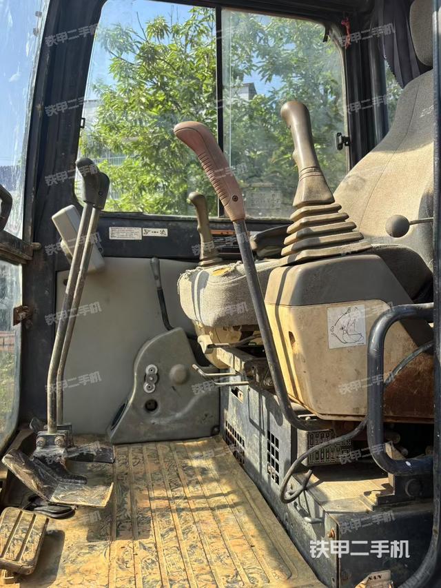 驾驶室整体(整机外观) 驾驶室整体(整机外观)