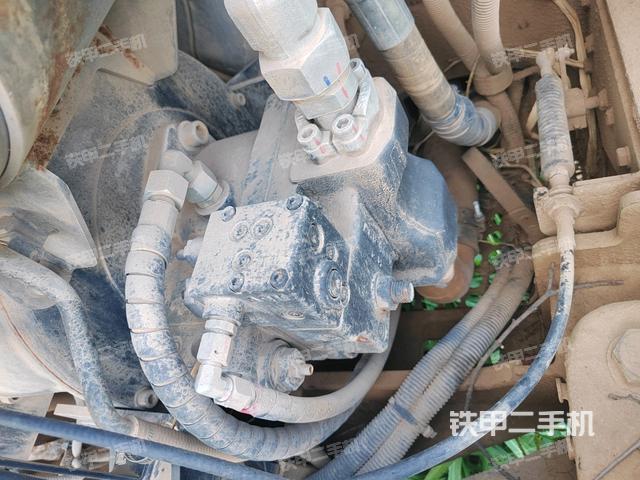 液壓泵艙室正面整體(整機外觀) 液壓泵艙室正面整體(整機外觀)