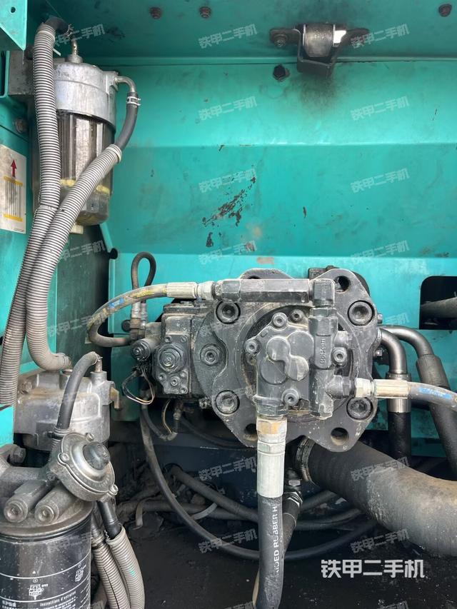 液压泵舱室正面整体(整机外观) 液压泵舱室正面整体(整机外观)