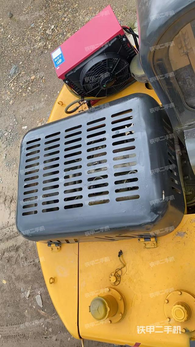 驾驶室顶部(整机外观) 驾驶室顶部(整机外观)