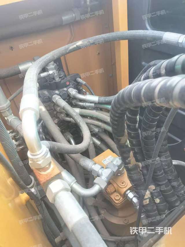 液压泵舱室正面整体（整机外观）