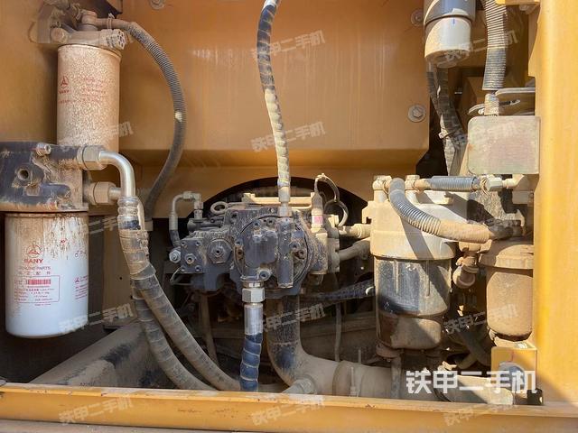 液压泵舱室正面整体(整机外观) 液压泵舱室正面整体(整机外观)