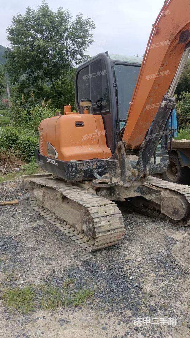 驾驶室整体(整机外观) 驾驶室整体(整机外观)