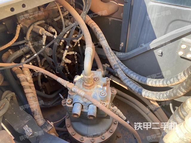 回转马达和主控阀(整机外观) 回转马达和主控阀(整机外观)