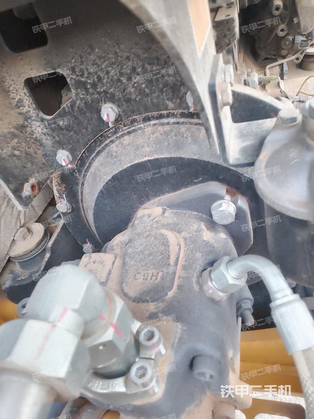 液压泵舱室正面整体（整机外观）