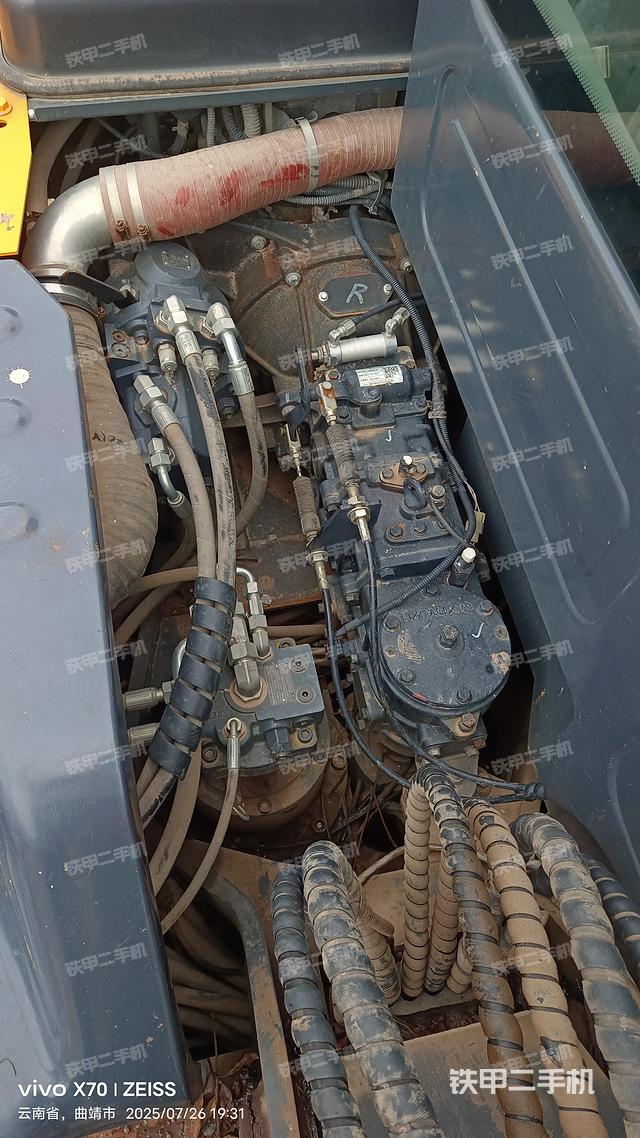液壓泵艙室正面整體(整機(jī)外觀) 液壓泵艙室正面整體(整機(jī)外觀)