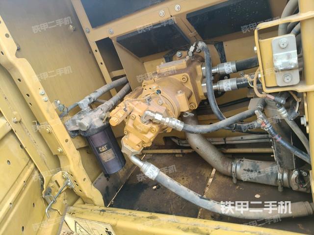 液压泵舱室正面整体(整机外观) 液压泵舱室正面整体(整机外观)