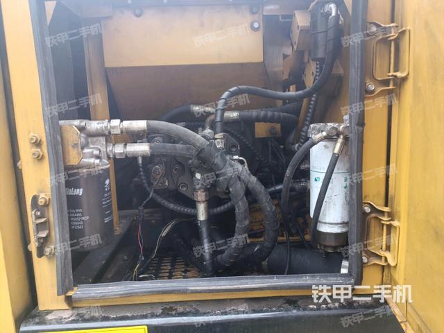 液压泵舱室正面整体(整机外观) 液压泵舱室正面整体(整机外观)