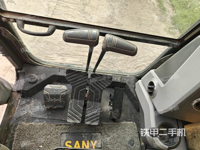 行走控制手柄和踏板?俯拍(駕駛室部分) 行走控制手柄和踏板?俯拍(駕駛室部分)