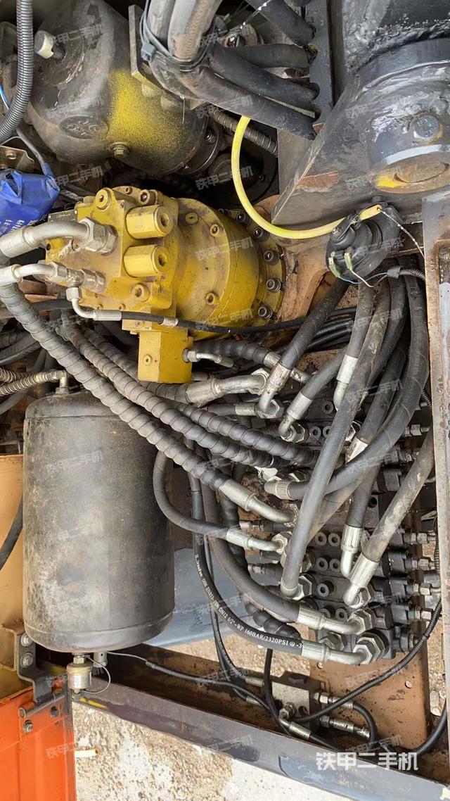 回转马达和主控阀(整机外观) 回转马达和主控阀(整机外观)