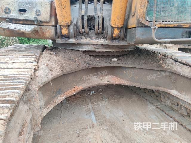 转盘和下车架正前(工作和回转装置) 转盘和下车架正前(工作和回转装置)