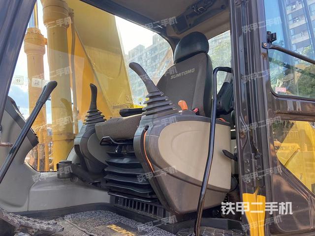 驾驶室整体(整机外观) 驾驶室整体(整机外观)