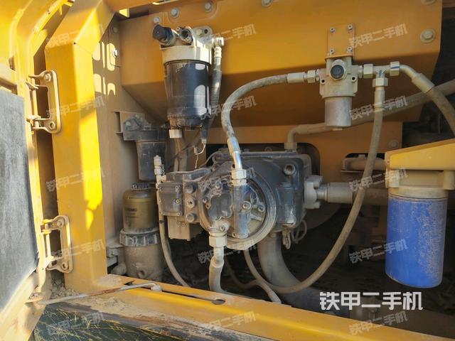 液压泵舱室正面整体(整机外观) 液压泵舱室正面整体(整机外观)