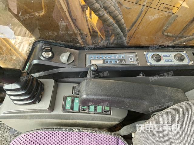 座椅右側(cè)控制臺/鑰匙門/油門/含右手柄(駕駛室部分) 座椅右側(cè)控制臺/鑰匙門/油門/含右手柄(駕駛室部分)