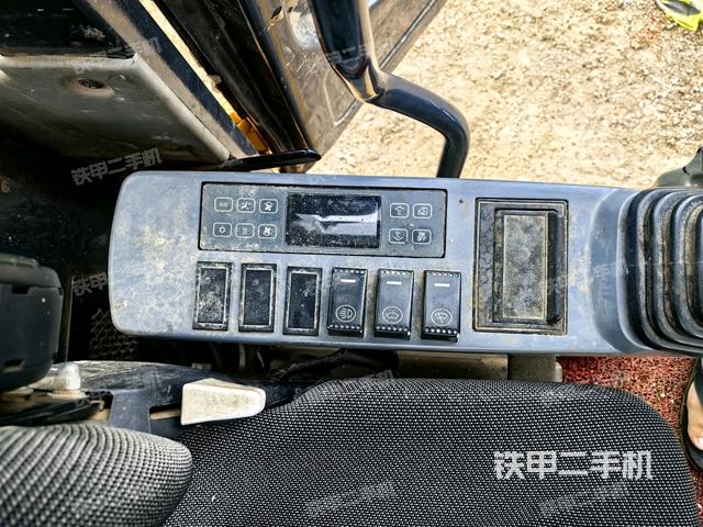 座椅左侧控制台/音响/含左手柄(驾驶室部分) 座椅左侧控制台/音响/含左手柄(驾驶室部分)