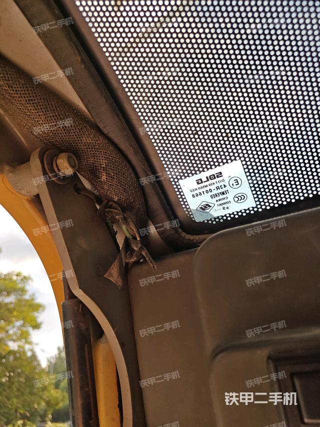 行走控制手柄和踏板?俯拍（駕駛室部分）