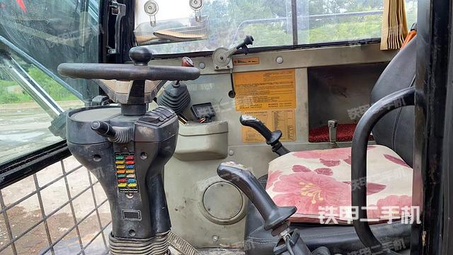 驾驶室整体(整机外观) 驾驶室整体(整机外观)