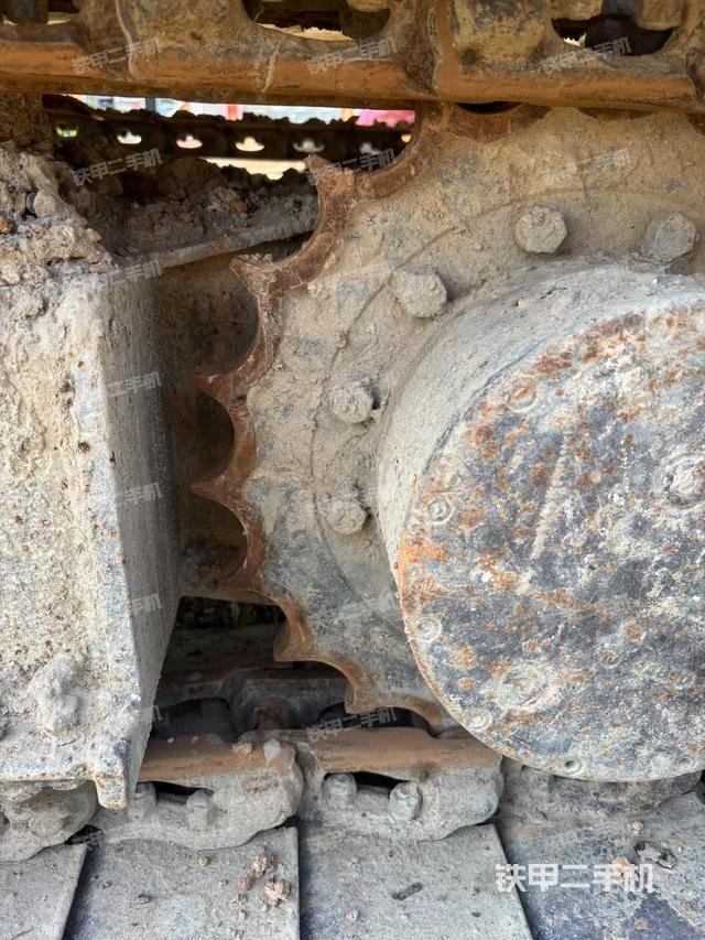 单侧履带整体(整机外观) 单侧履带整体(整机外观)