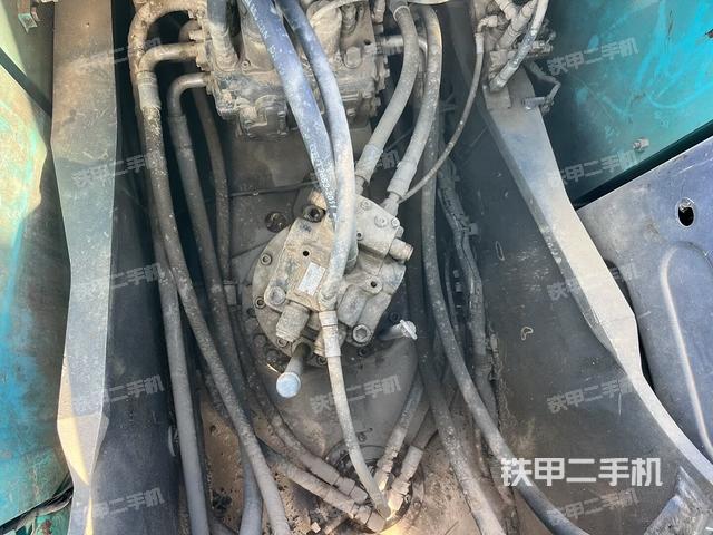 回转马达和主控阀(整机外观) 回转马达和主控阀(整机外观)