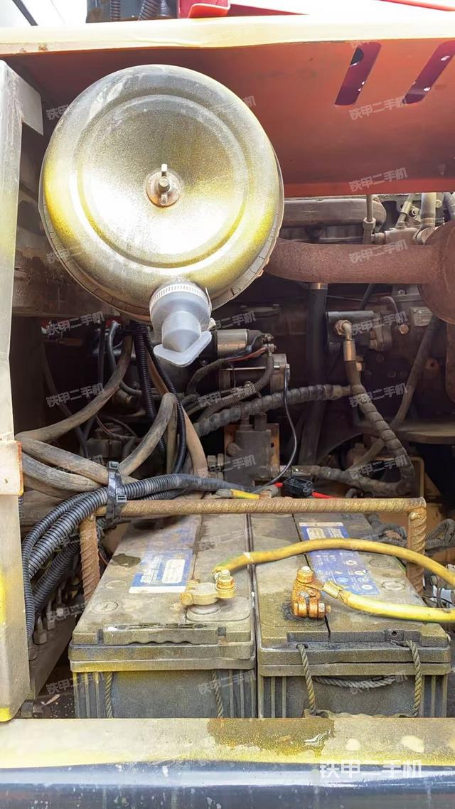 液压泵舱室正面整体(整机外观) 液压泵舱室正面整体(整机外观)