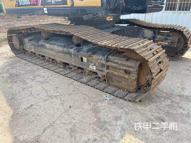 單側(cè)履帶整體(整機(jī)外觀) 單側(cè)履帶整體(整機(jī)外觀)