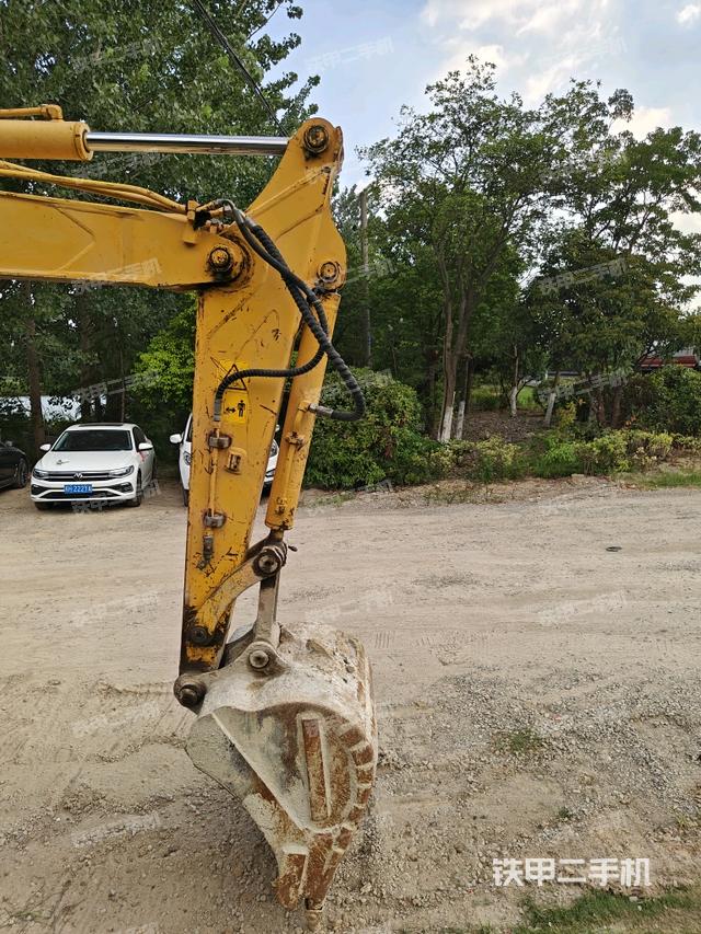 鏟斗右后整體(工作和回轉(zhuǎn)裝置) 鏟斗右后整體(工作和回轉(zhuǎn)裝置)