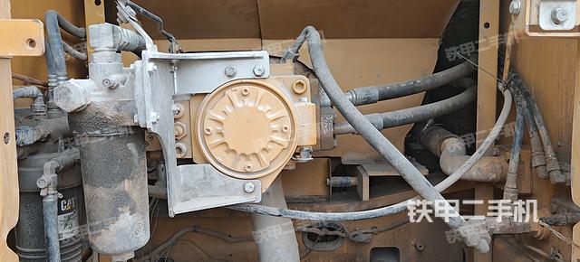 液压泵舱室正面整体（整机外观）