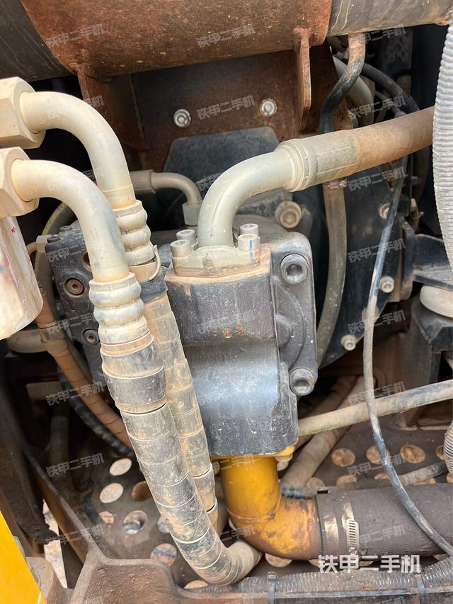 液压泵舱室正面整体(整机外观) 液压泵舱室正面整体(整机外观)