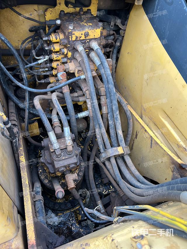 回转马达和主控阀（整机外观）