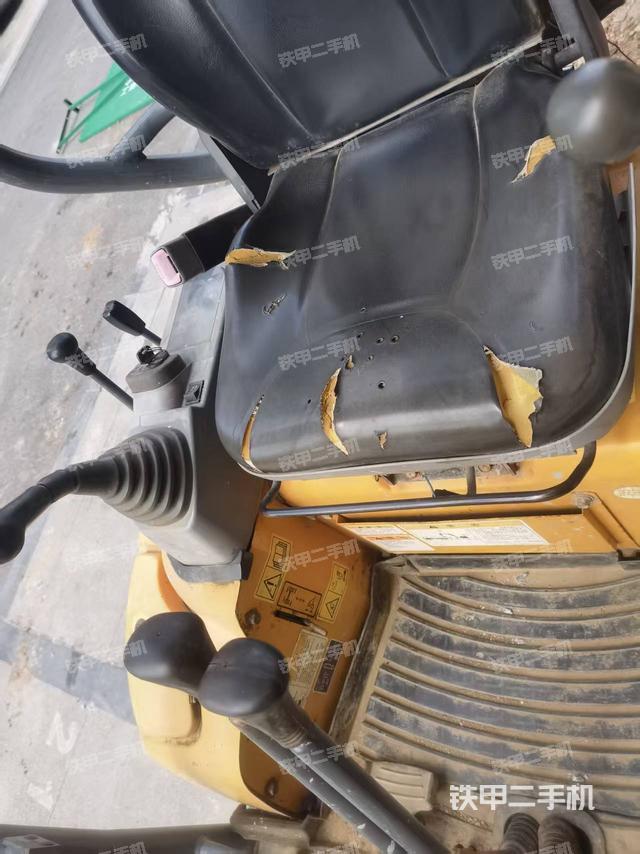 駕駛室整體(整機(jī)外觀) 駕駛室整體(整機(jī)外觀)