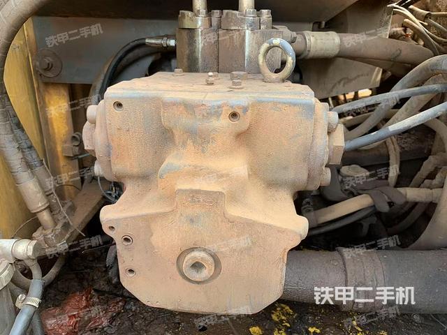 液压泵舱室正面整体(整机外观) 液压泵舱室正面整体(整机外观)