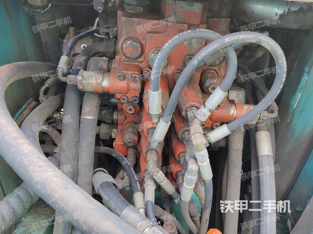 回轉(zhuǎn)馬達(dá)和主控閥(整機(jī)外觀) 回轉(zhuǎn)馬達(dá)和主控閥(整機(jī)外觀)