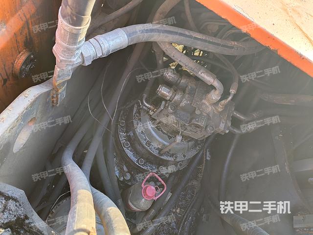 回轉(zhuǎn)馬達(dá)和主控閥(整機(jī)外觀) 回轉(zhuǎn)馬達(dá)和主控閥(整機(jī)外觀)