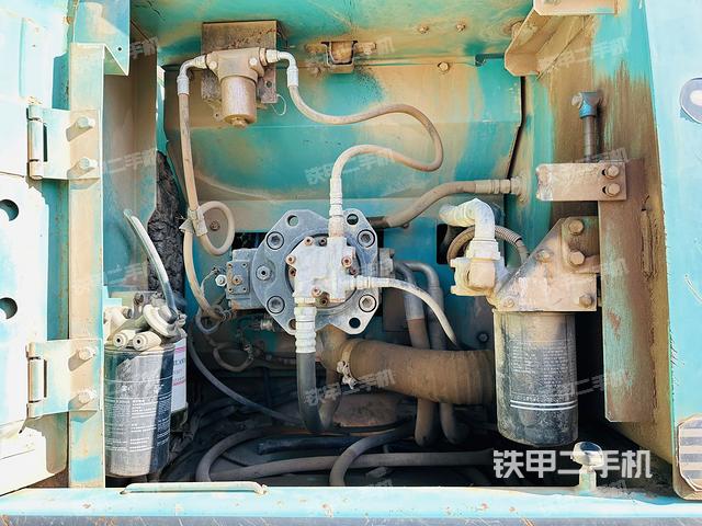 液壓泵艙室正面整體(整機外觀) 液壓泵艙室正面整體(整機外觀)