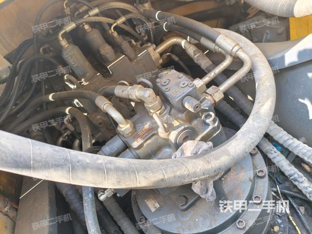 回轉(zhuǎn)馬達(dá)和主控閥(整機(jī)外觀) 回轉(zhuǎn)馬達(dá)和主控閥(整機(jī)外觀)