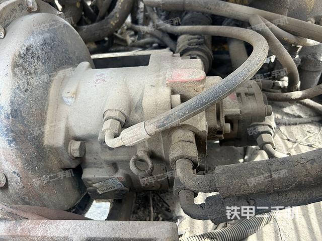 液压泵舱室正面整体（整机外观）