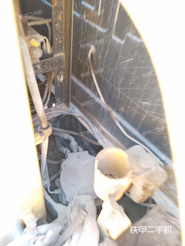 回转马达和主控阀(整机外观) 回转马达和主控阀(整机外观)