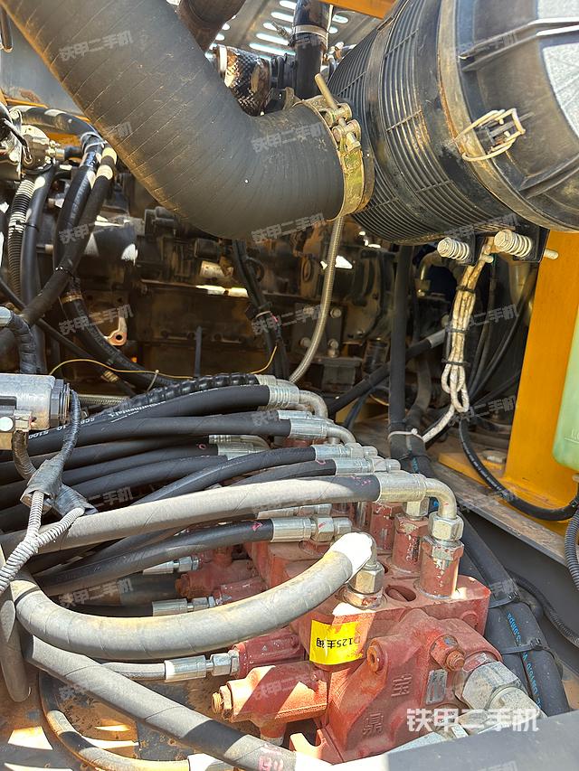 回转马达和主控阀（整机外观）