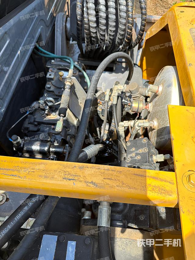 液压泵舱室正面整体（整机外观）