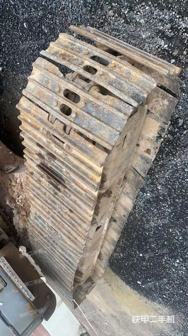 单侧履带整体(整机外观) 单侧履带整体(整机外观)
