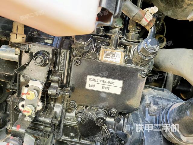 液压泵舱室正面整体(整机外观) 液压泵舱室正面整体(整机外观)