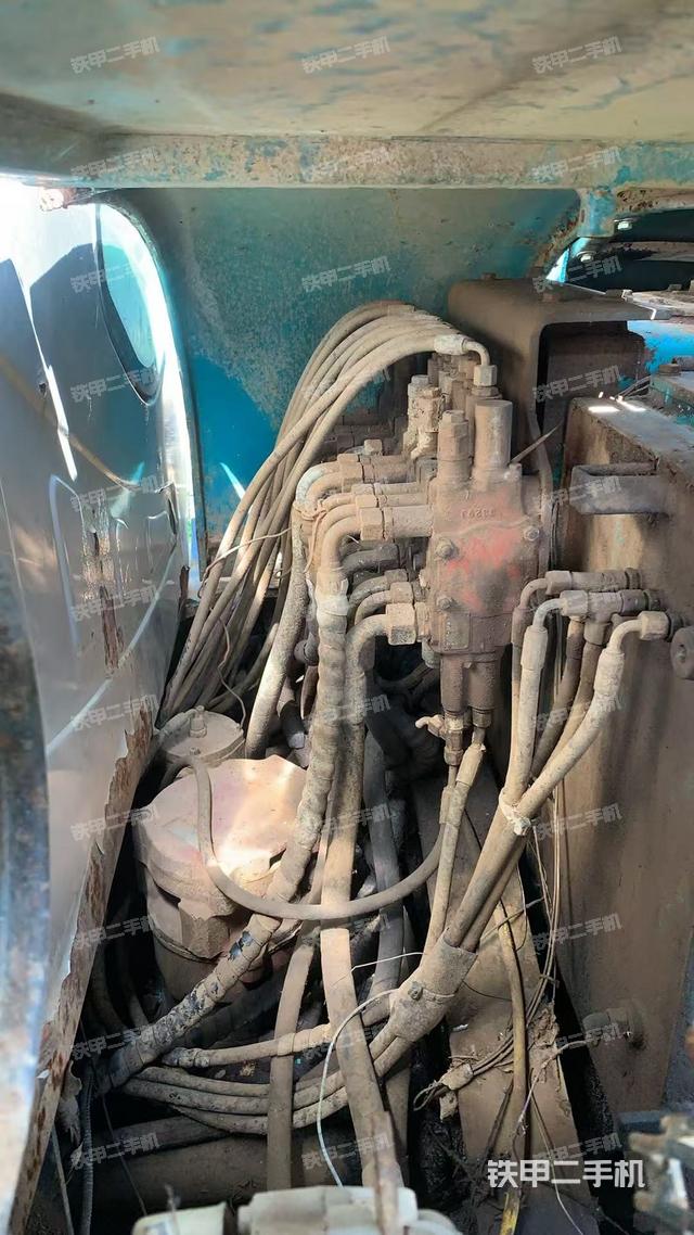 回转马达和主控阀(整机外观) 回转马达和主控阀(整机外观)