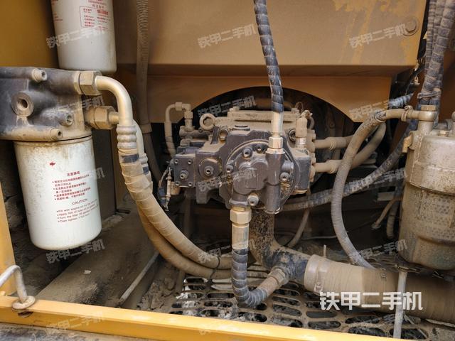 液压泵舱室正面整体(整机外观) 液压泵舱室正面整体(整机外观)