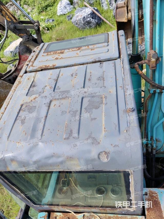 駕駛室頂部(整機(jī)外觀) 駕駛室頂部(整機(jī)外觀)