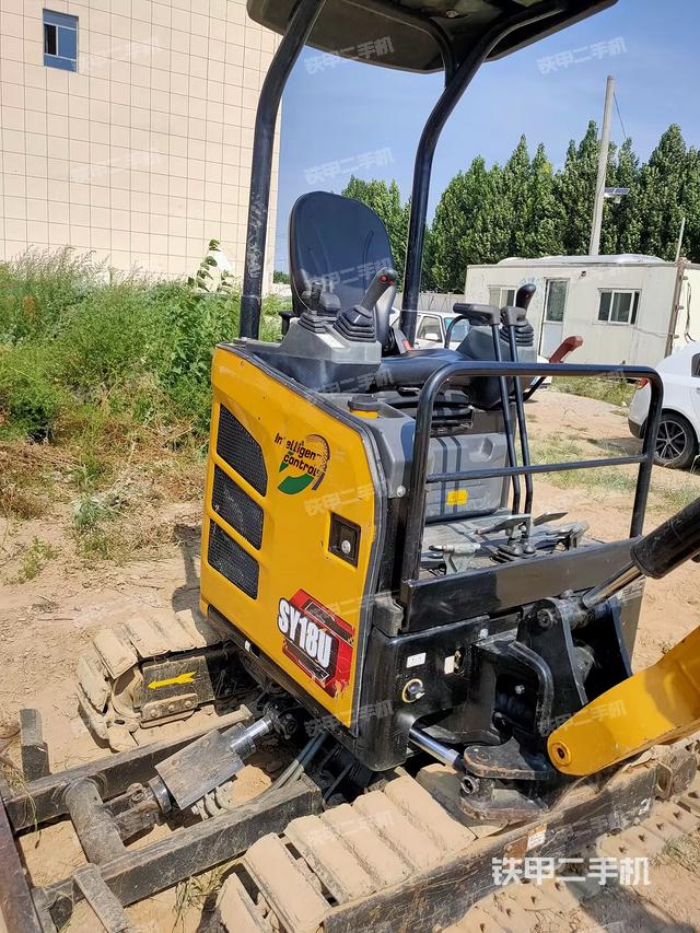 回转马达和主控阀(整机外观) 回转马达和主控阀(整机外观)